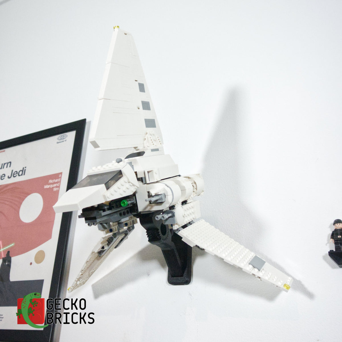 LEGO® Star Wars Imperial Shuttle 75302 zwevend aan de muur met premium wandbeugel - aanzicht 3
