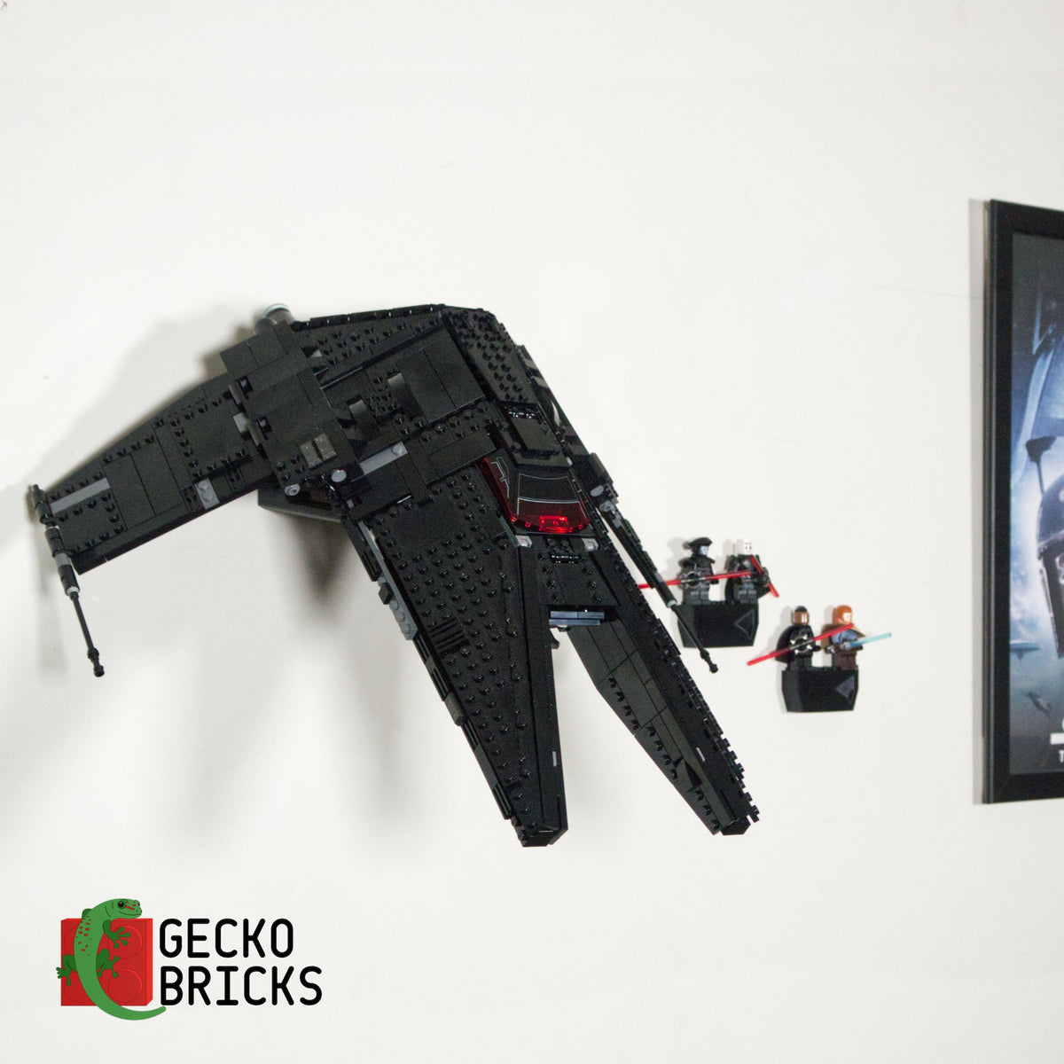 LEGO® Star Wars Inquisitor Transport Scythe 75336 zwevend aan de muur met premium wandbeugel - aanzicht 3