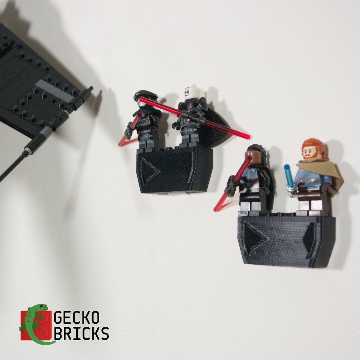 LEGO® Star Wars Inquisitor Transport Scythe 75336 zwevend aan de muur met premium wandbeugel - aanzicht 4