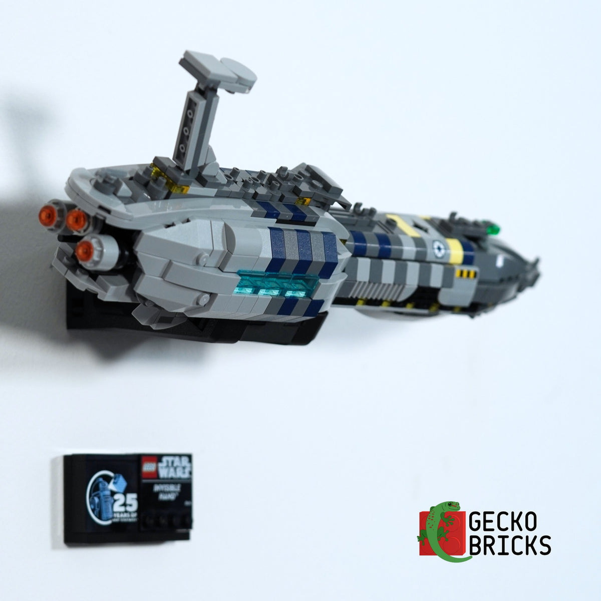 LEGO® Star Wars Invisible Hand (Midi-scale) 75377 aan de muur met premium wandbeugel - vooraanzicht