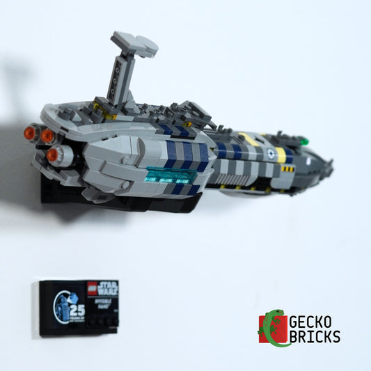 LEGO® Star Wars Invisible Hand (Midi-scale) 75377 aan de muur met premium wandbeugel - vooraanzicht