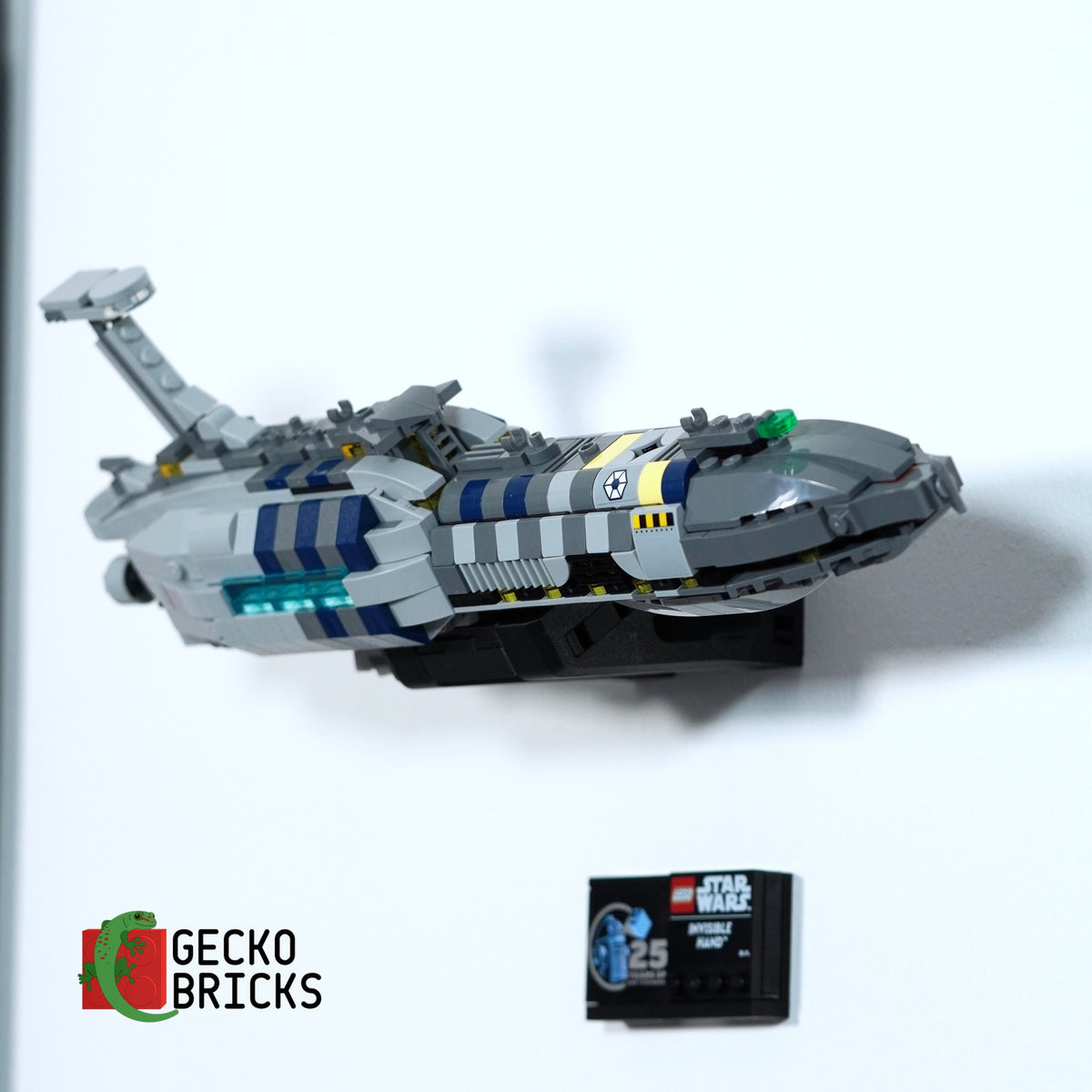 LEGO® Star Wars Invisible Hand (Midi-scale) 75377 zwevend aan de muur met premium wandbeugel - aanzicht 3
