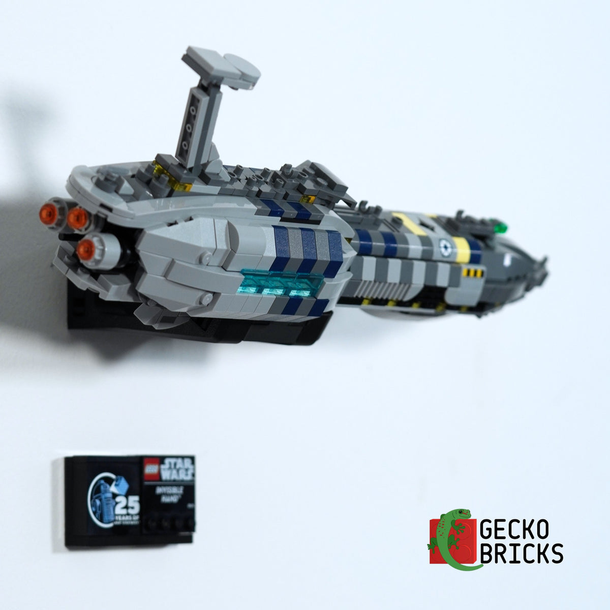 LEGO® Star Wars Invisible Hand (Midi-scale) 75377 zwevend aan de muur met premium wandbeugel - aanzicht 4
