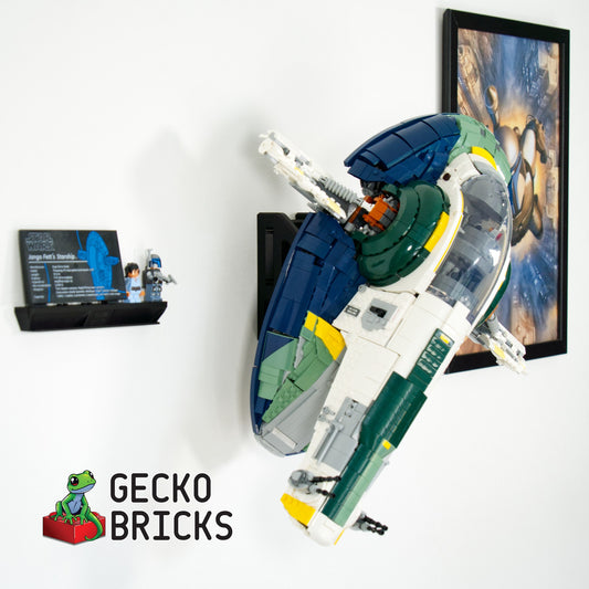 LEGO® Star Wars Jango Fett's Starship 75409 aan de muur met premium wandbeugel - vooraanzicht