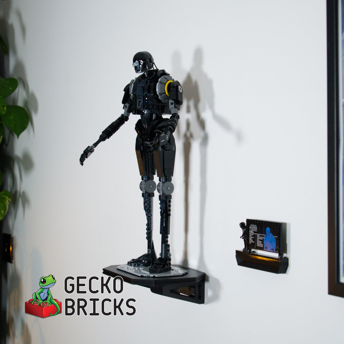 LEGO® Star Wars K-2SO Security Droid 75434 aan de muur met premium wandbeugel - vooraanzicht