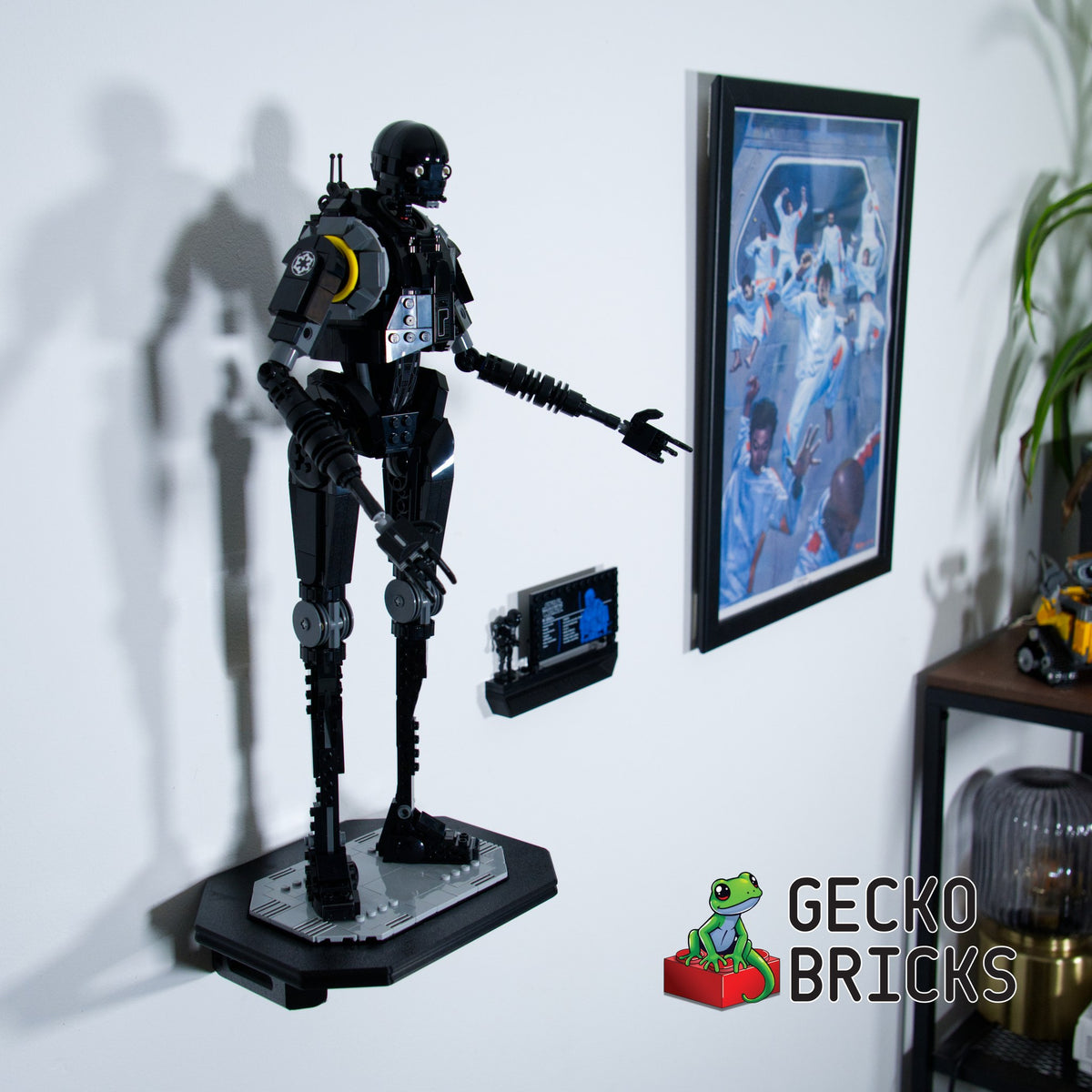 LEGO® Star Wars K-2SO Security Droid 75434 zwevend aan de muur met premium wandbeugel - aanzicht 3