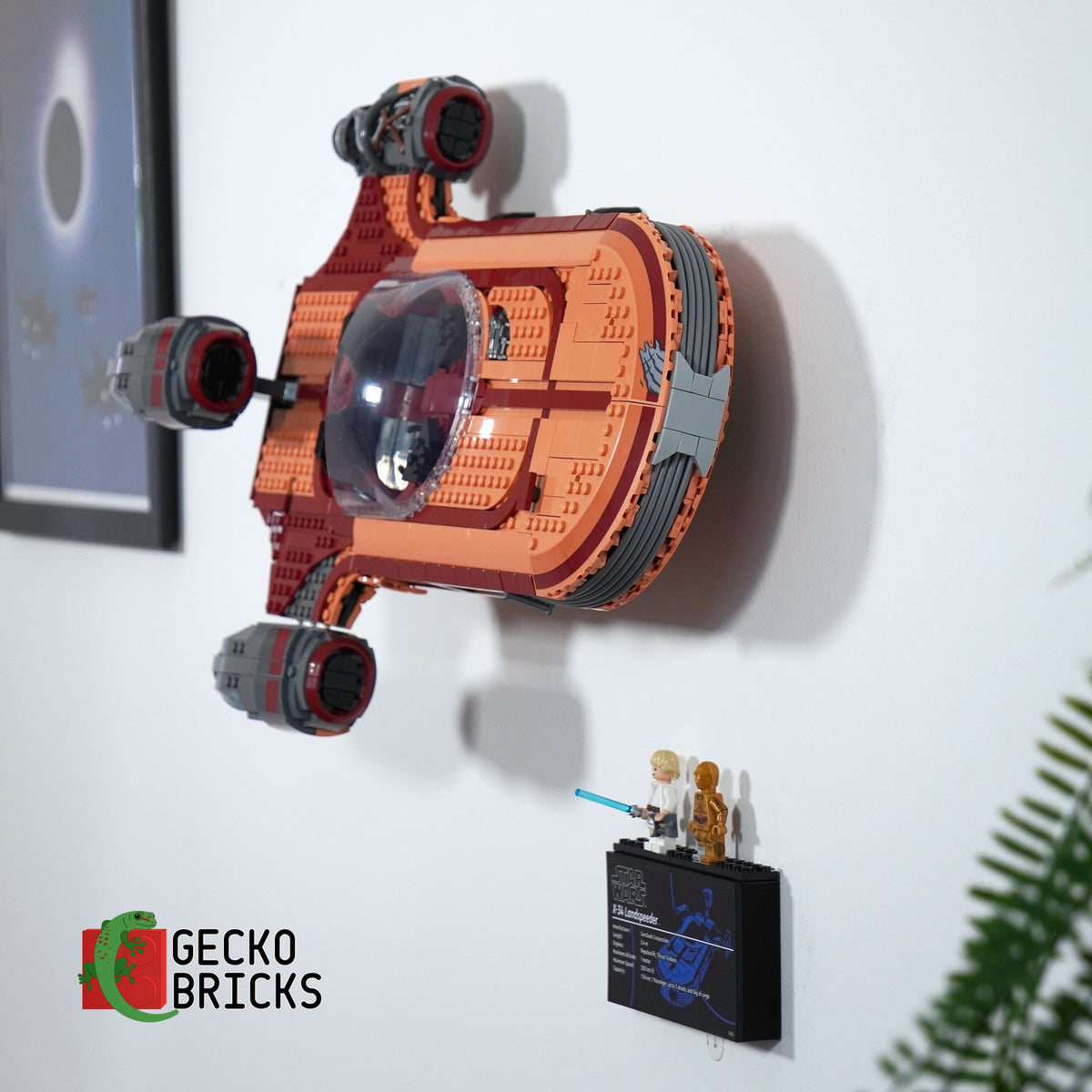 LEGO® Star Wars Luke Skywalker's Landspeeder 75341 aan de muur met premium wandbeugel - vooraanzicht