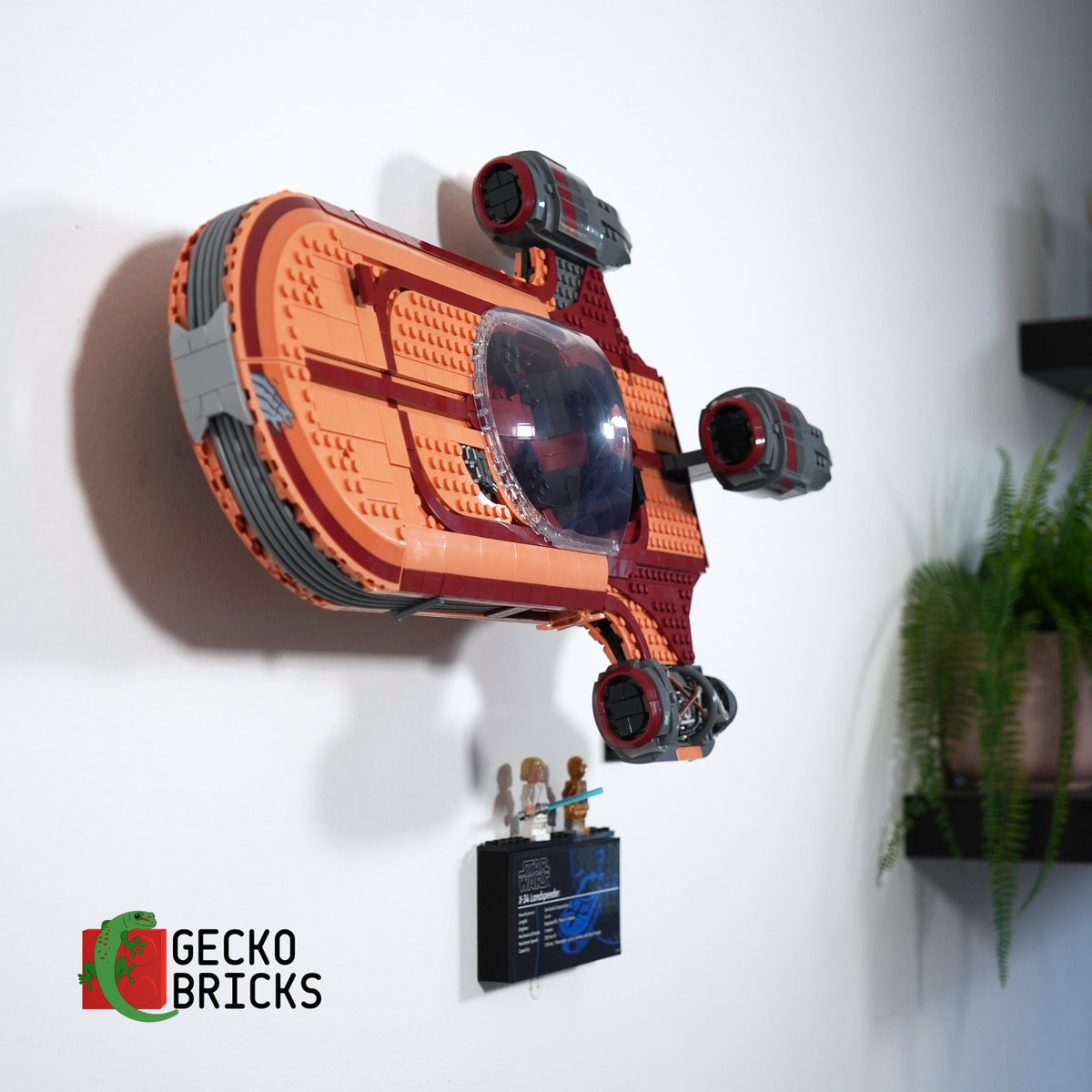 LEGO® Star Wars Luke Skywalker's Landspeeder 75341 zwevend aan de muur met premium wandbeugel - aanzicht 2