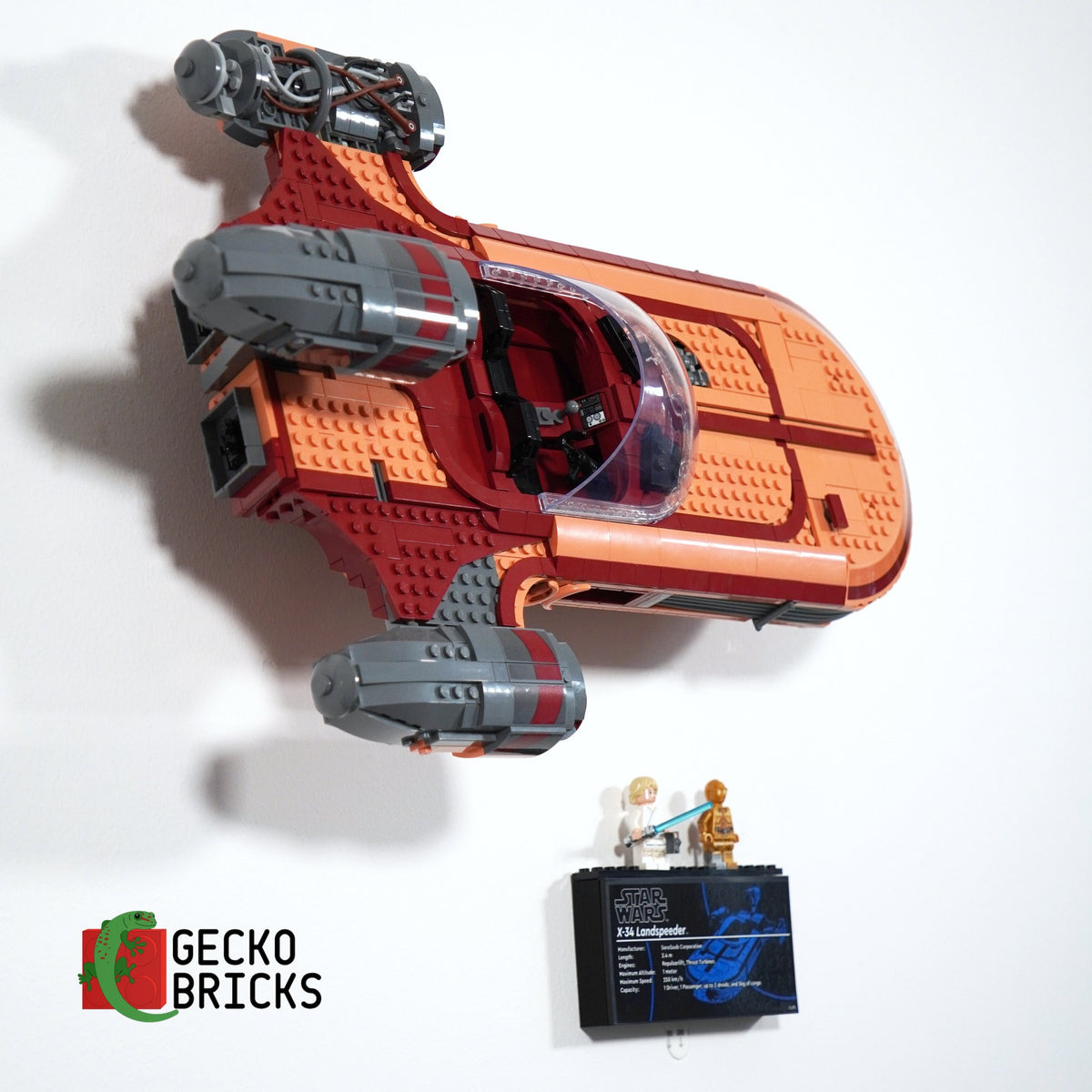 LEGO® Star Wars Luke Skywalker's Landspeeder 75341 zwevend aan de muur met premium wandbeugel - aanzicht 3