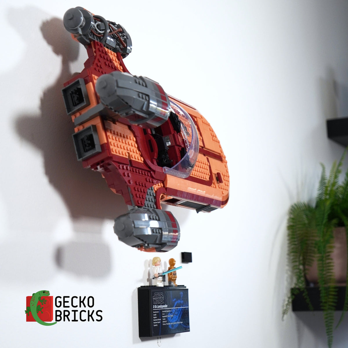 LEGO® Star Wars Luke Skywalker's Landspeeder 75341 zwevend aan de muur met premium wandbeugel - aanzicht 4