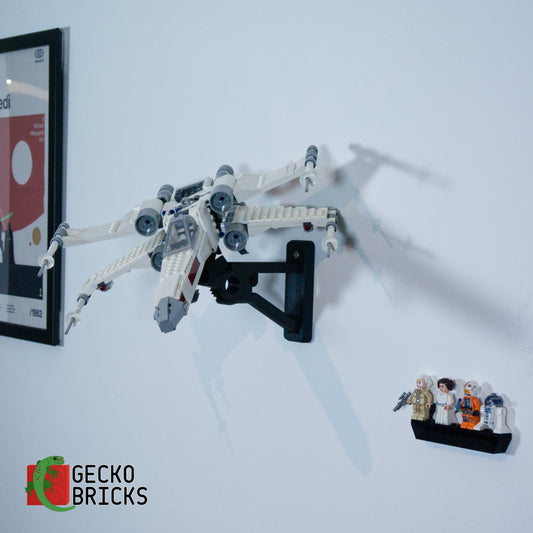 LEGO® Star Wars Luke Skywalker's X-Wing Fighter 75301 aan de muur met premium wandbeugel - vooraanzicht