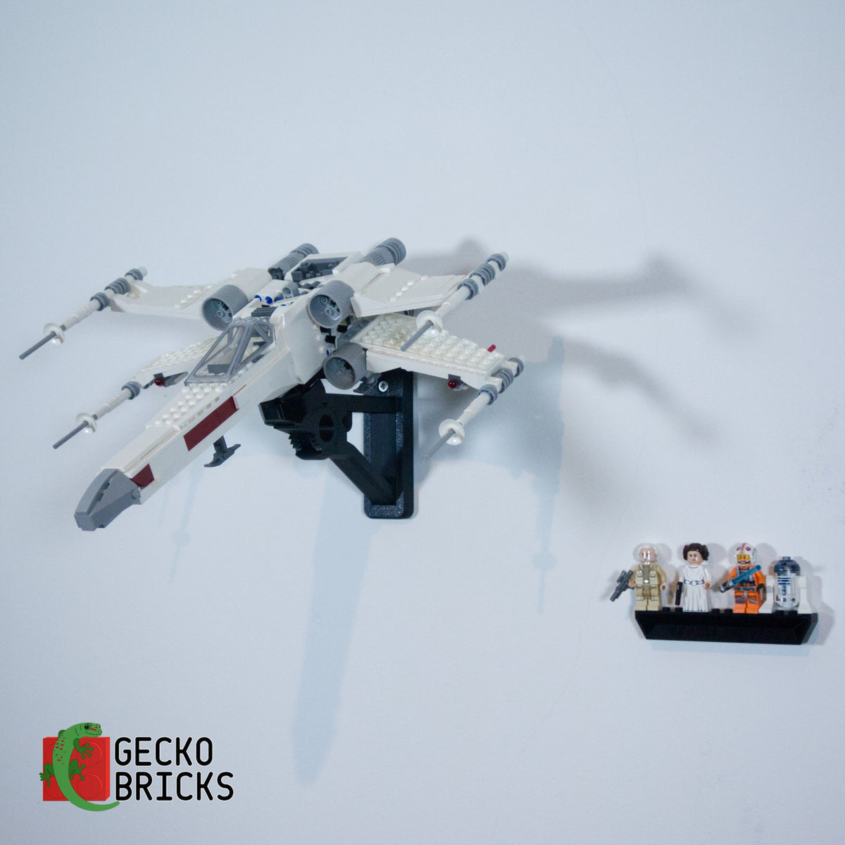 LEGO® Star Wars Luke Skywalker's X-Wing Fighter 75301 zwevend aan de muur met premium wandbeugel - aanzicht 2