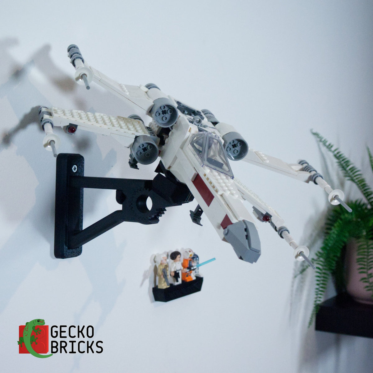 LEGO® Star Wars Luke Skywalker's X-Wing Fighter 75301 zwevend aan de muur met premium wandbeugel - aanzicht 3