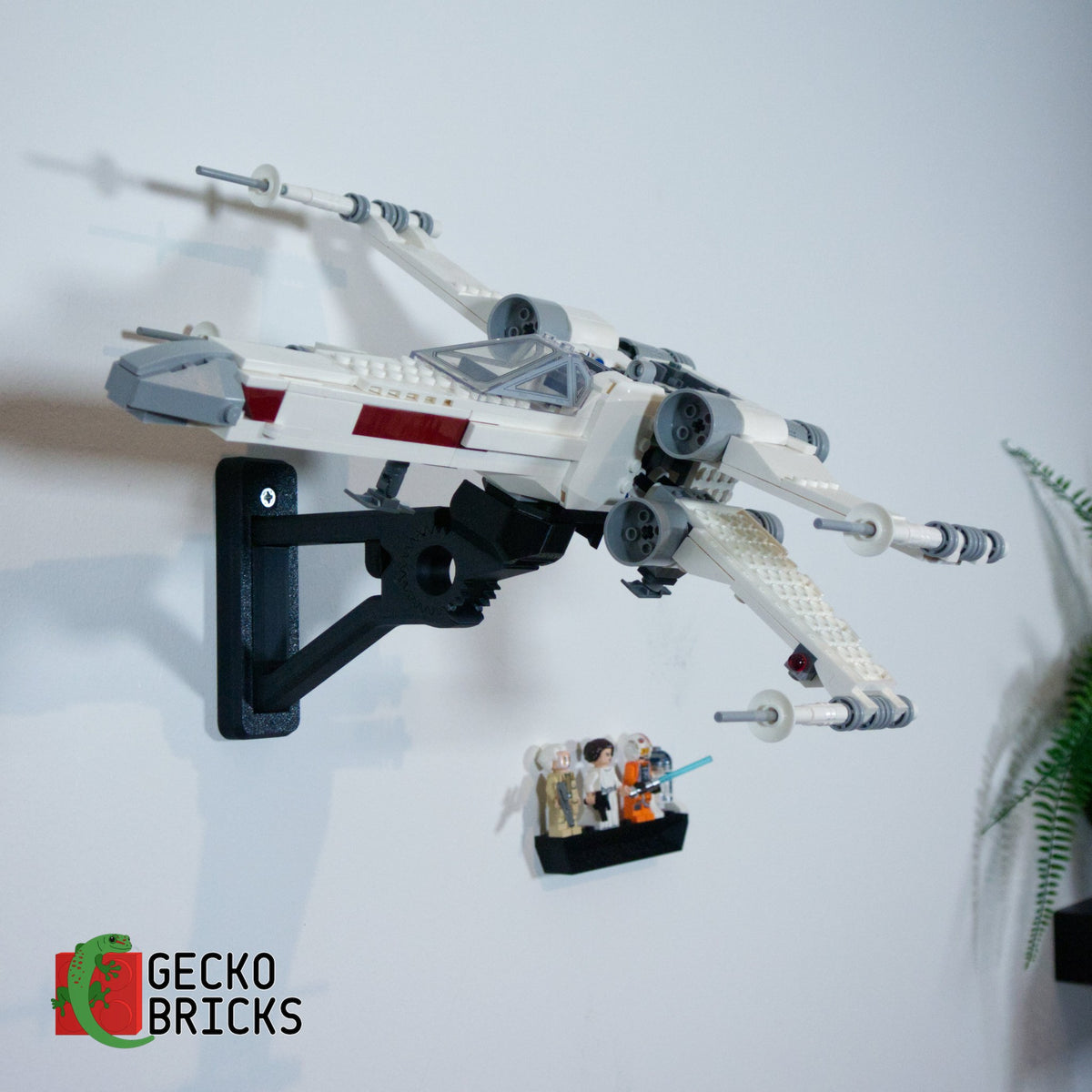LEGO® Star Wars Luke Skywalker's X-Wing Fighter 75301 zwevend aan de muur met premium wandbeugel - aanzicht 4