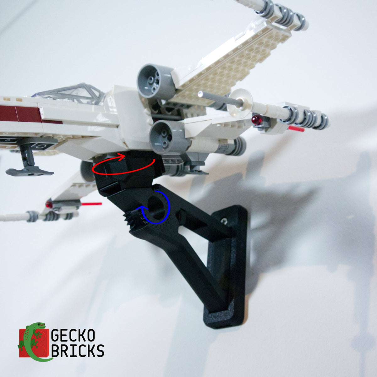 LEGO® Star Wars Luke Skywalker's X-Wing Fighter 75301 zwevend aan de muur met premium wandbeugel - aanzicht 5