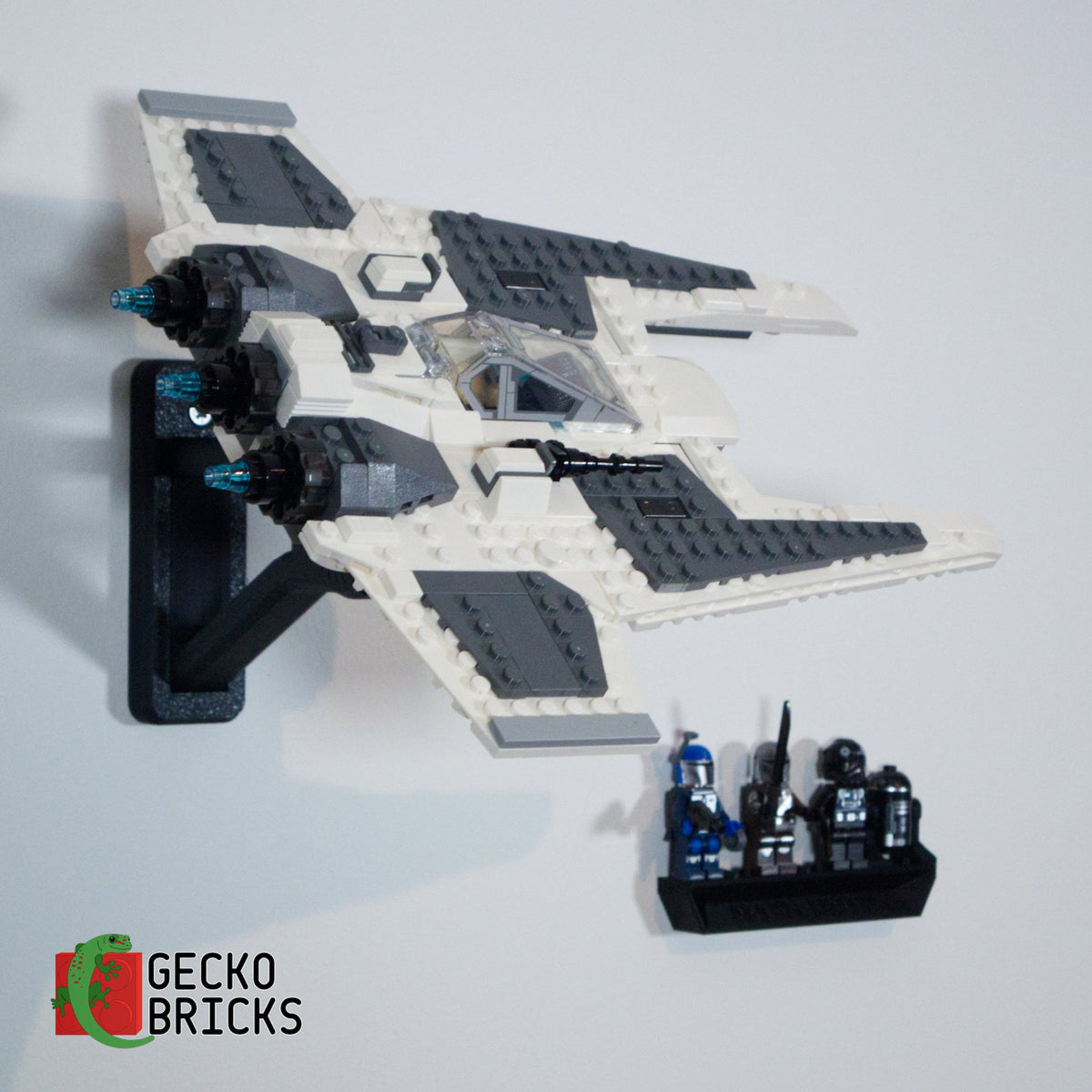 LEGO® Star Wars Mandalorian Fang Fighter vs. TIE Interceptor 75348 aan de muur met premium wandbeugel - vooraanzicht