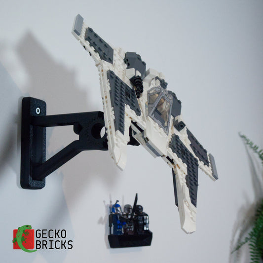 LEGO® Star Wars Mandalorian Fang Fighter vs. TIE Interceptor 75348 zwevend aan de muur met premium wandbeugel - aanzicht 2