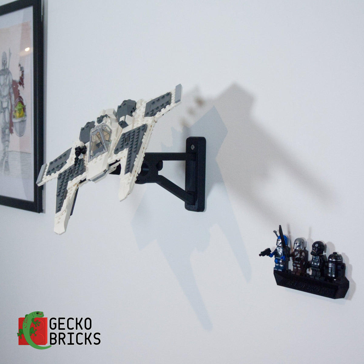LEGO® Star Wars Mandalorian Fang Fighter vs. TIE Interceptor 75348 zwevend aan de muur met premium wandbeugel - aanzicht 3