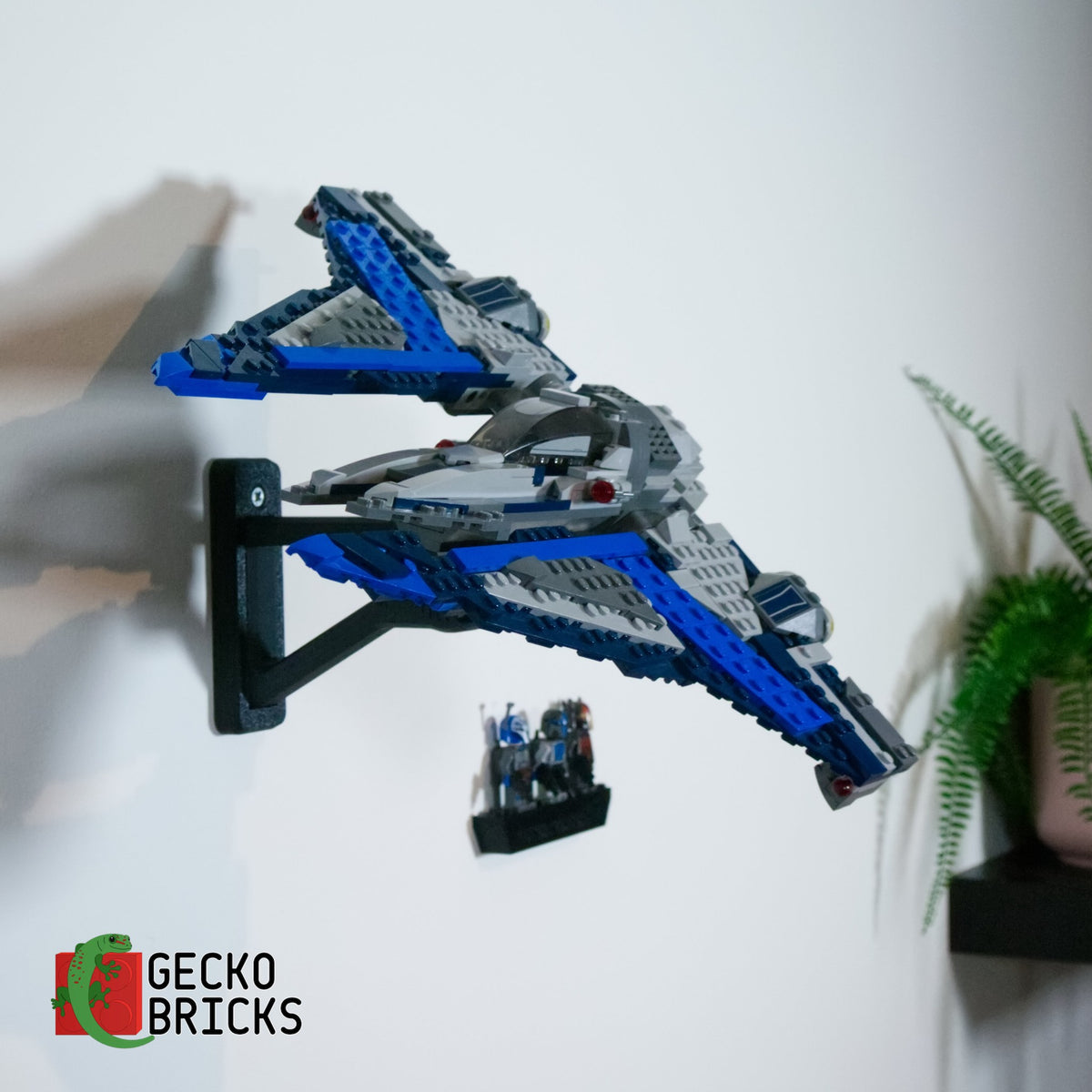 LEGO® Star Wars Mandalorian Starfighter 75316 zwevend aan de muur met premium wandbeugel - aanzicht 3