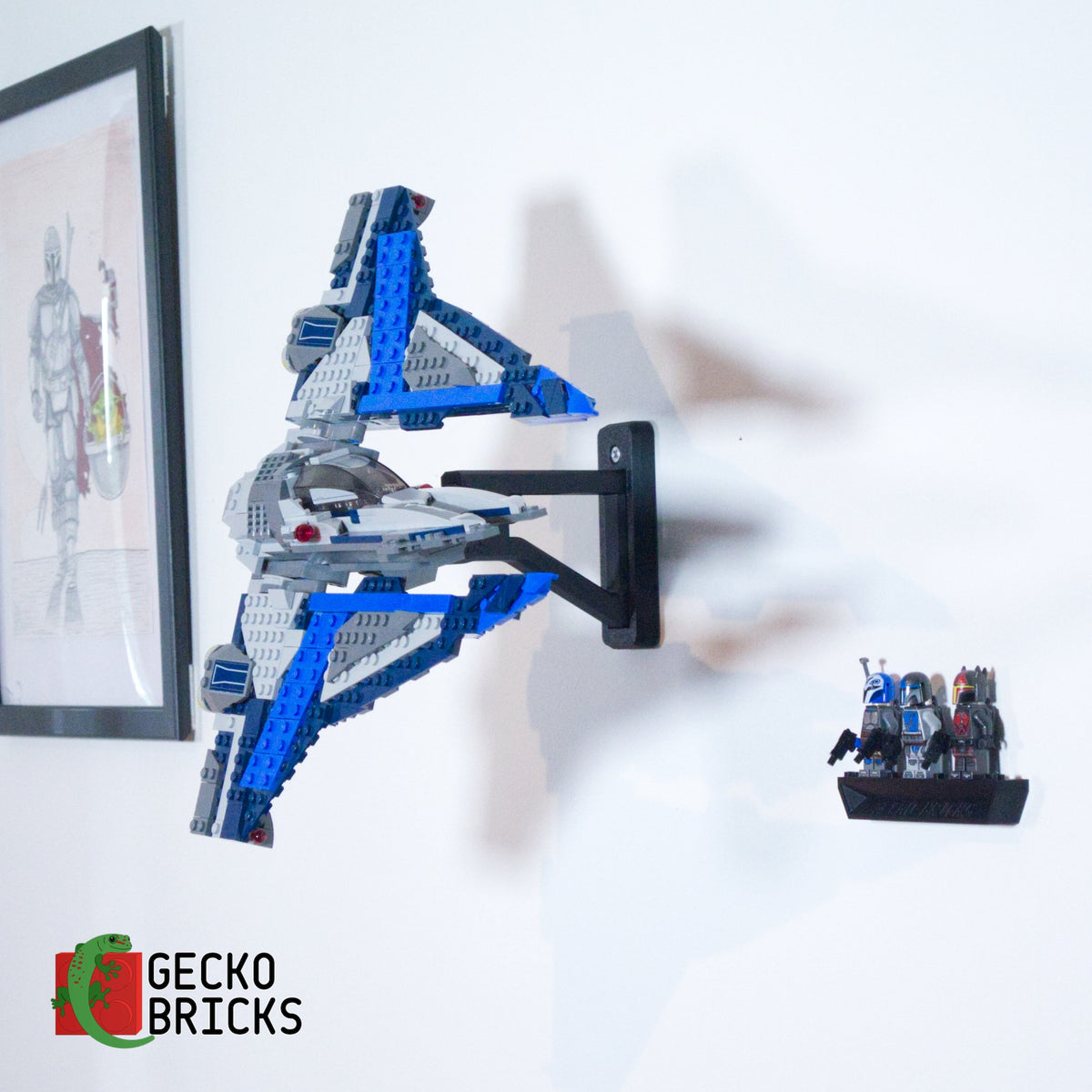 LEGO® Star Wars Mandalorian Starfighter 75316 zwevend aan de muur met premium wandbeugel - aanzicht 4