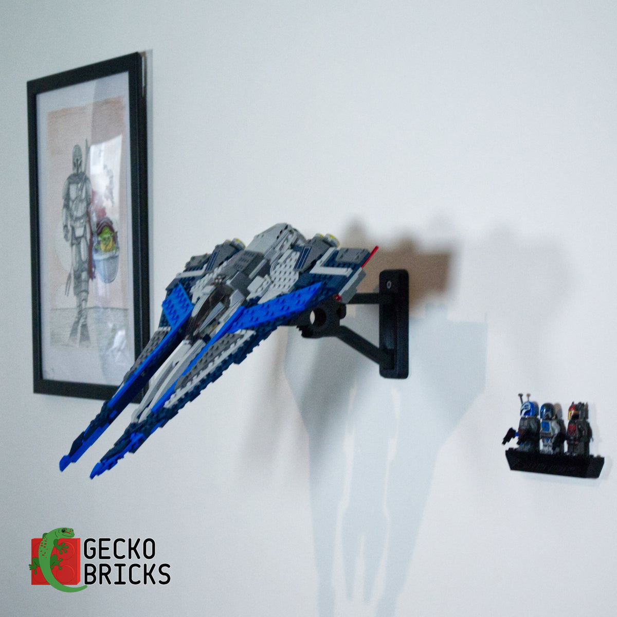 LEGO® Star Wars Mandalorian Starfighter 75316 zwevend aan de muur met premium wandbeugel - aanzicht 5