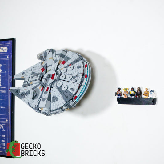 LEGO® Star Wars Millennium Falcon 75257 aan de muur met premium wandbeugel - vooraanzicht