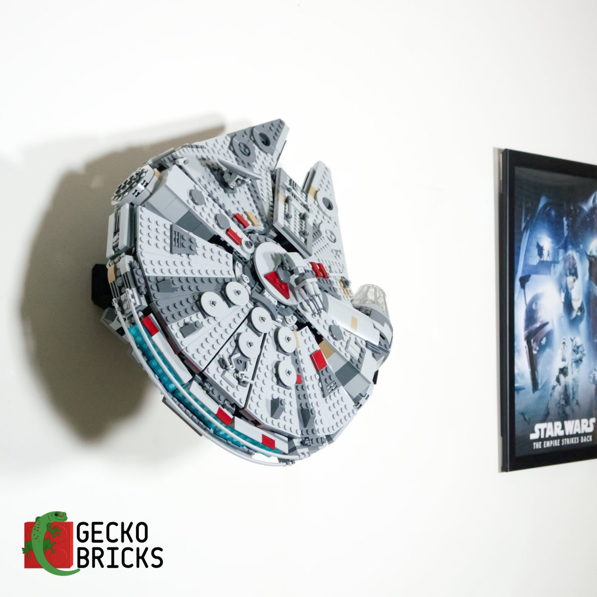 LEGO® Star Wars Millennium Falcon 75257 zwevend aan de muur met premium wandbeugel - aanzicht 4