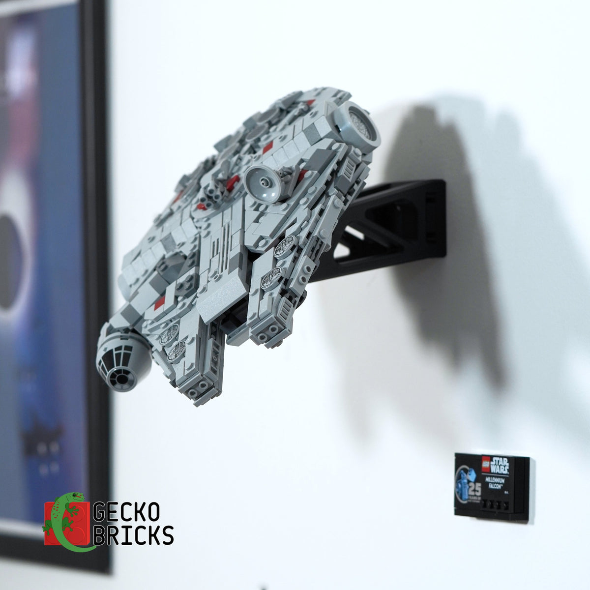 LEGO® Star Wars Millennium Falcon (Midi-scale) 75375 aan de muur met premium wandbeugel - vooraanzicht