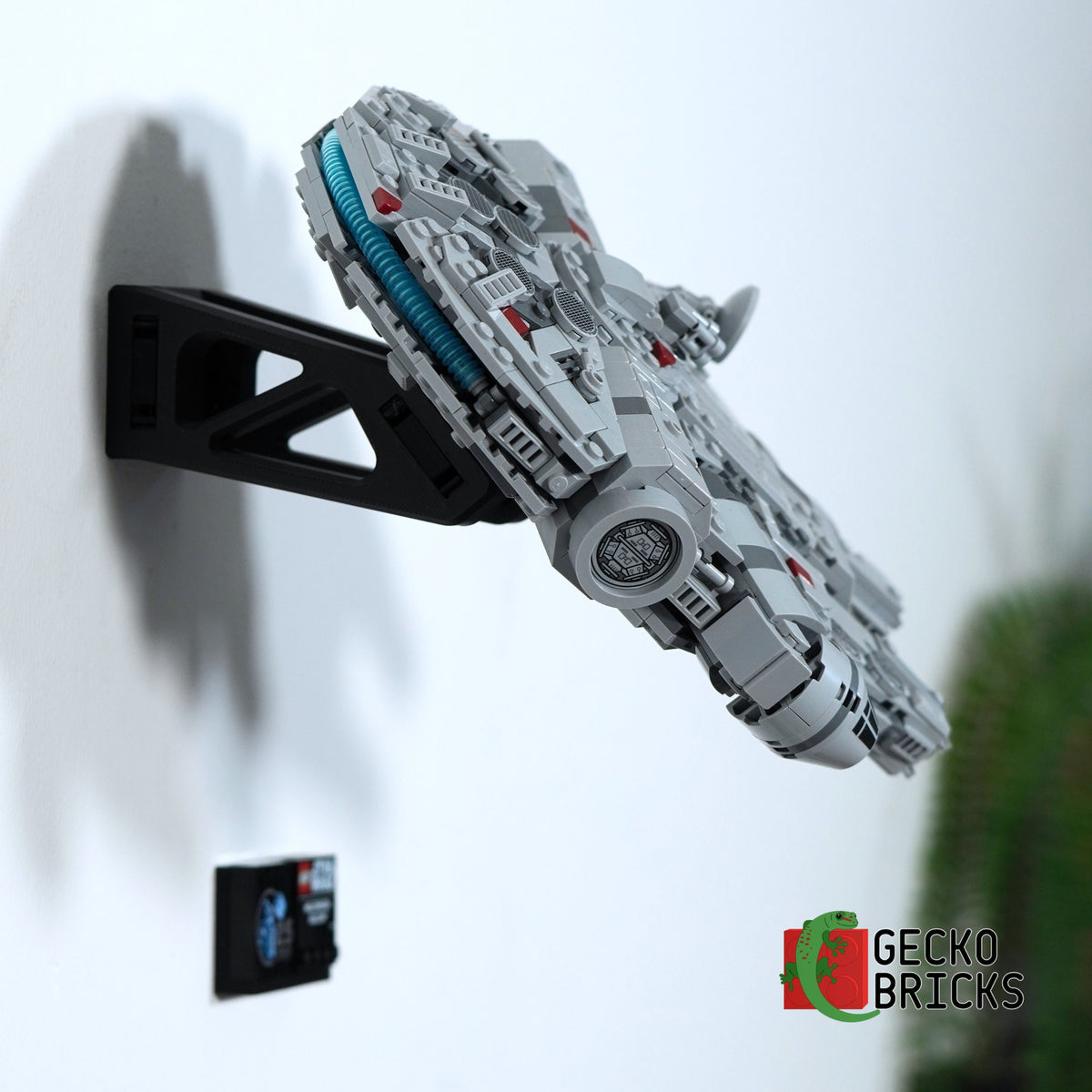 LEGO® Star Wars Millennium Falcon (Midi-scale) 75375 zwevend aan de muur met premium wandbeugel - aanzicht 3