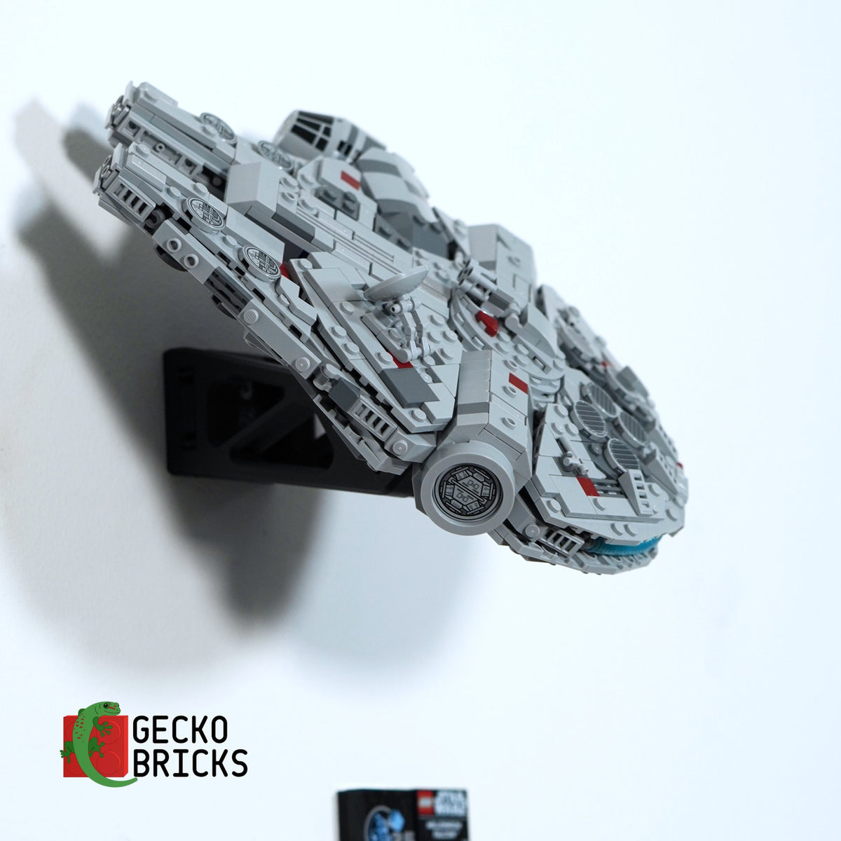 LEGO® Star Wars Millennium Falcon (Midi-scale) 75375 zwevend aan de muur met premium wandbeugel - aanzicht 4