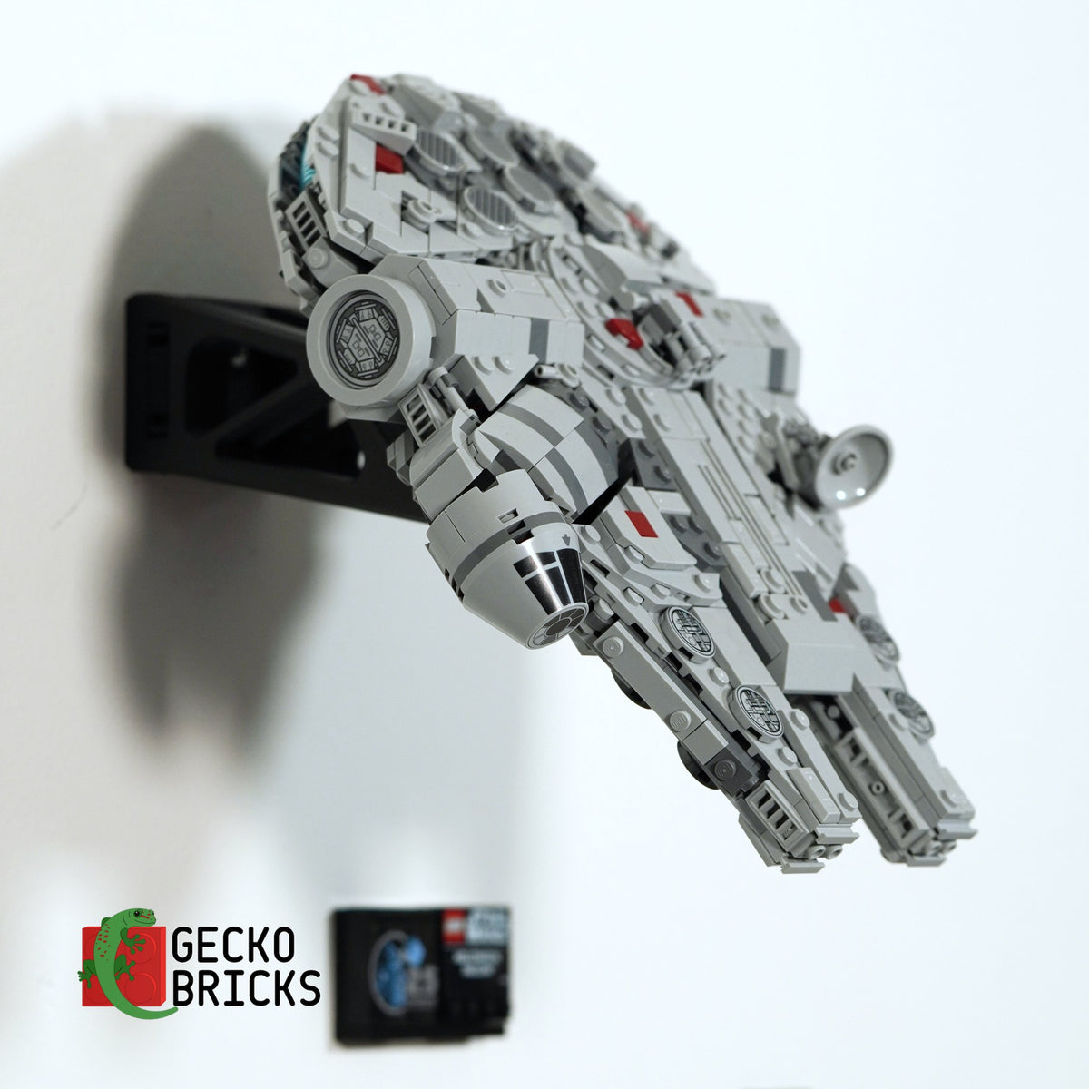 LEGO® Star Wars Millennium Falcon (Midi-scale) 75375 zwevend aan de muur met premium wandbeugel - aanzicht 5