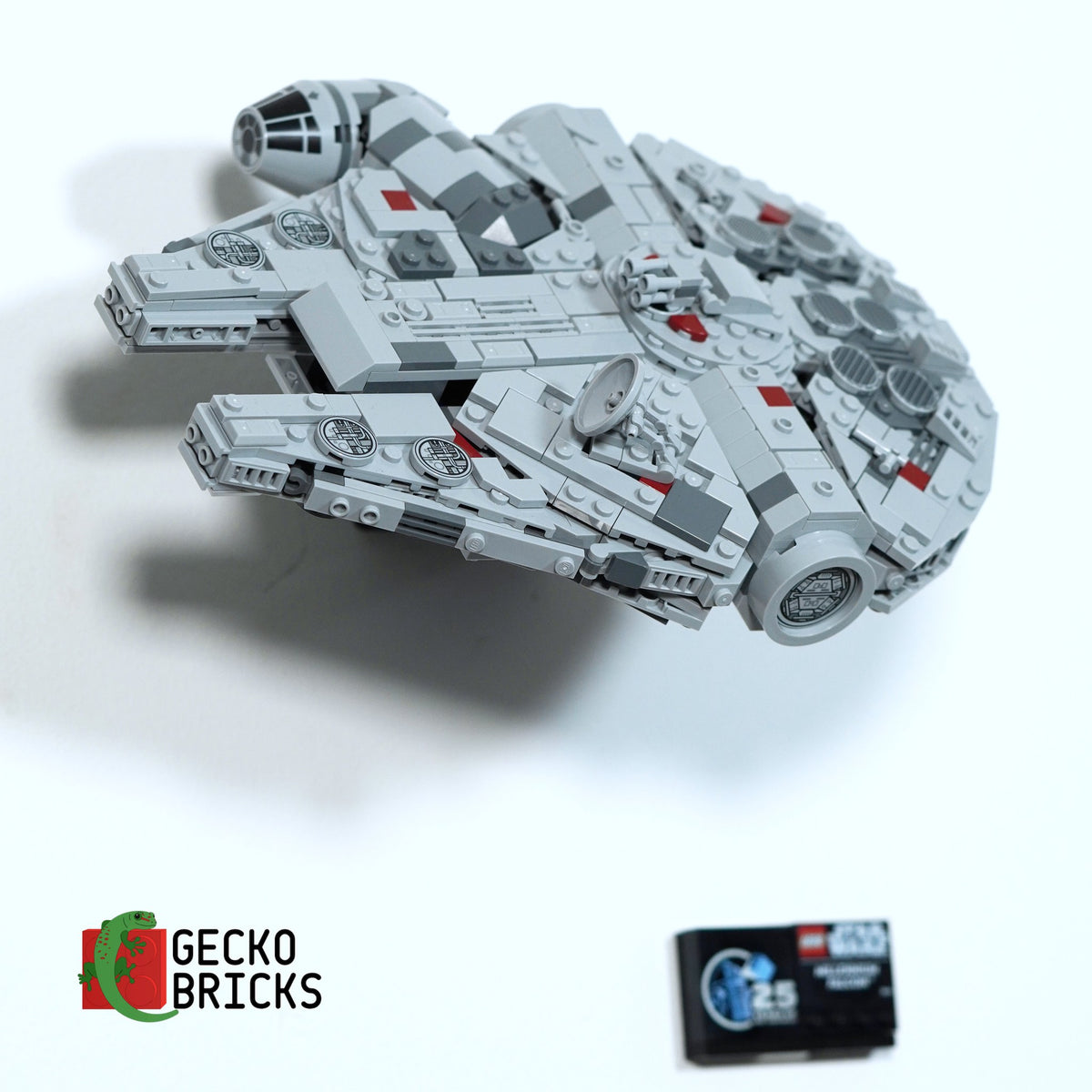 LEGO® Star Wars Millennium Falcon (Midi-scale) 75375 zwevend aan de muur met premium wandbeugel - aanzicht 6