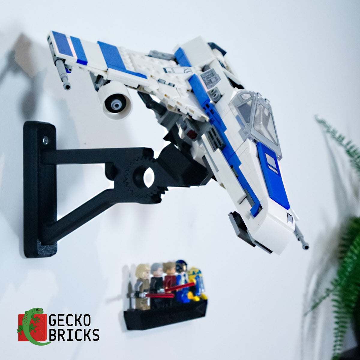 LEGO® Star Wars New Republic E-Wing 75364 aan de muur met premium wandbeugel - vooraanzicht