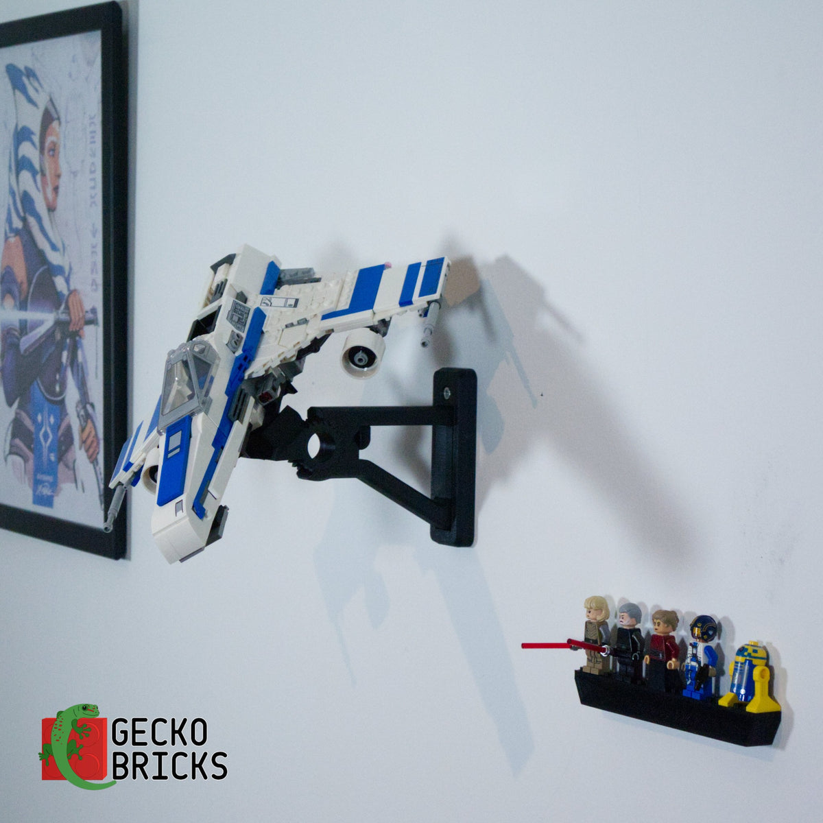 LEGO® Star Wars New Republic E-Wing 75364 zwevend aan de muur met premium wandbeugel - aanzicht 2