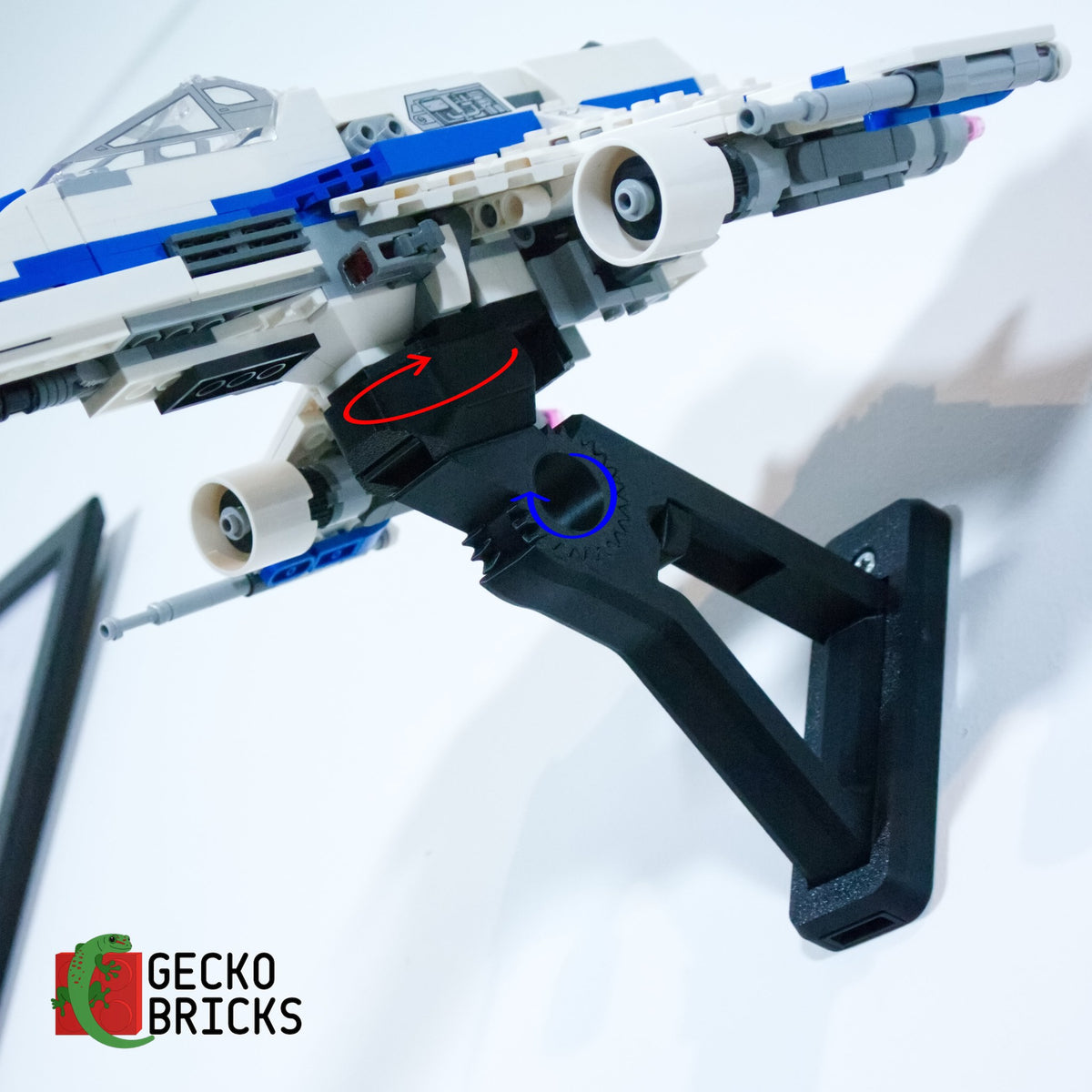 LEGO® Star Wars New Republic E-Wing 75364 zwevend aan de muur met premium wandbeugel - aanzicht 4