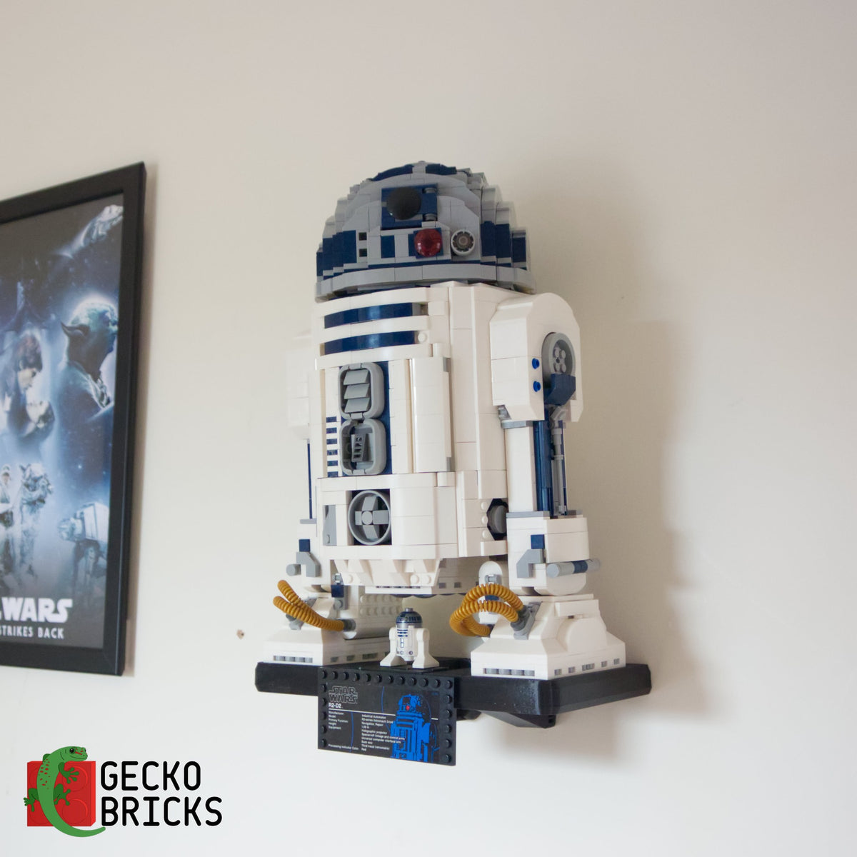 LEGO® Star Wars R2-D2 75308 / 10225 zwevend aan de muur met premium wandbeugel - aanzicht 2