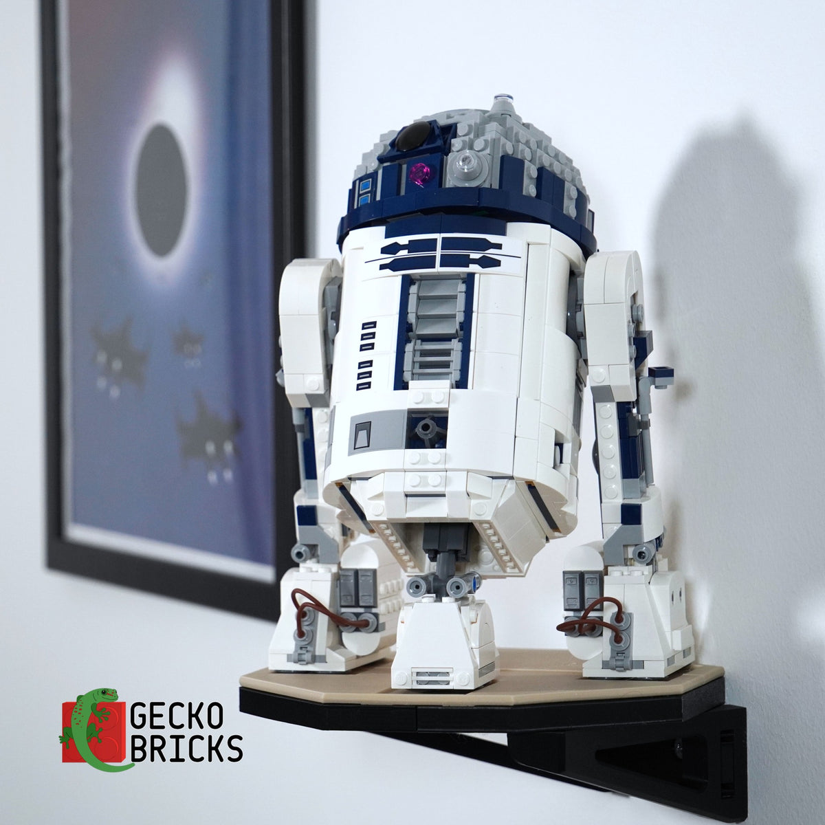 LEGO® Star Wars R2-D2 75379 aan de muur met premium wandbeugel - vooraanzicht