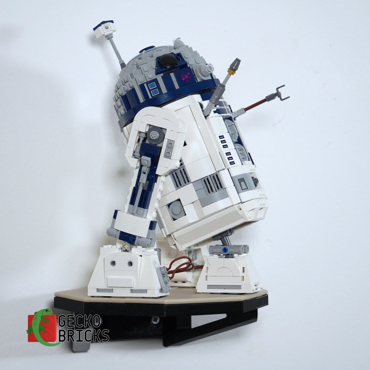 LEGO® Star Wars R2-D2 75379 zwevend aan de muur met premium wandbeugel - aanzicht 2