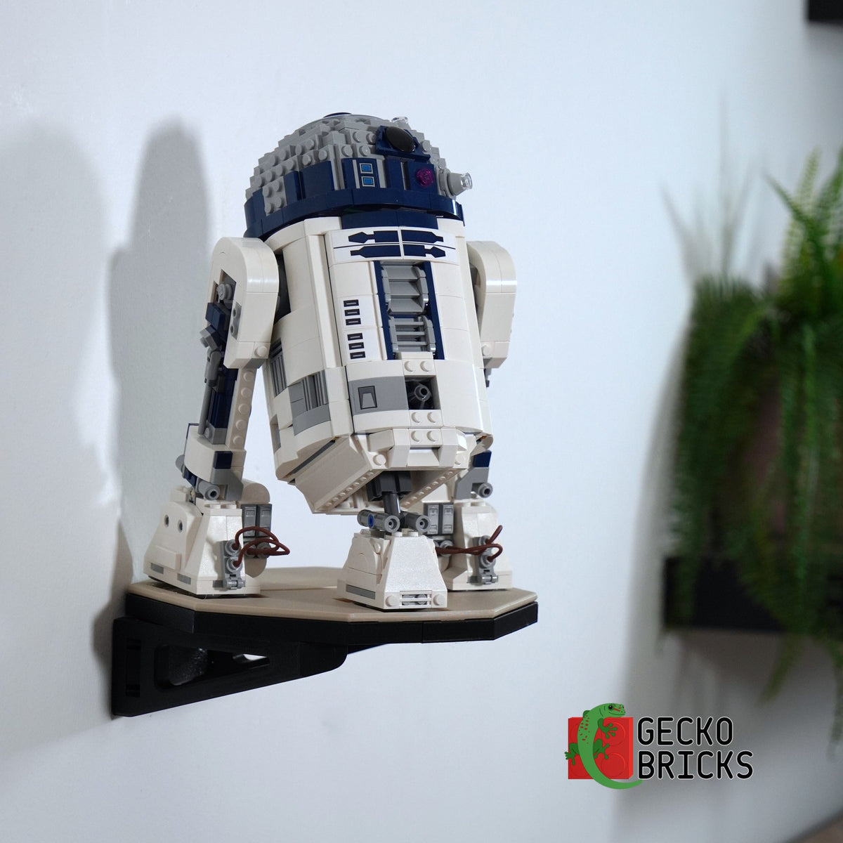 LEGO® Star Wars R2-D2 75379 zwevend aan de muur met premium wandbeugel - aanzicht 3