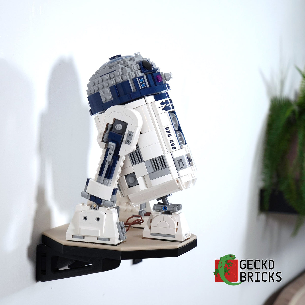 LEGO® Star Wars R2-D2 75379 zwevend aan de muur met premium wandbeugel - aanzicht 4