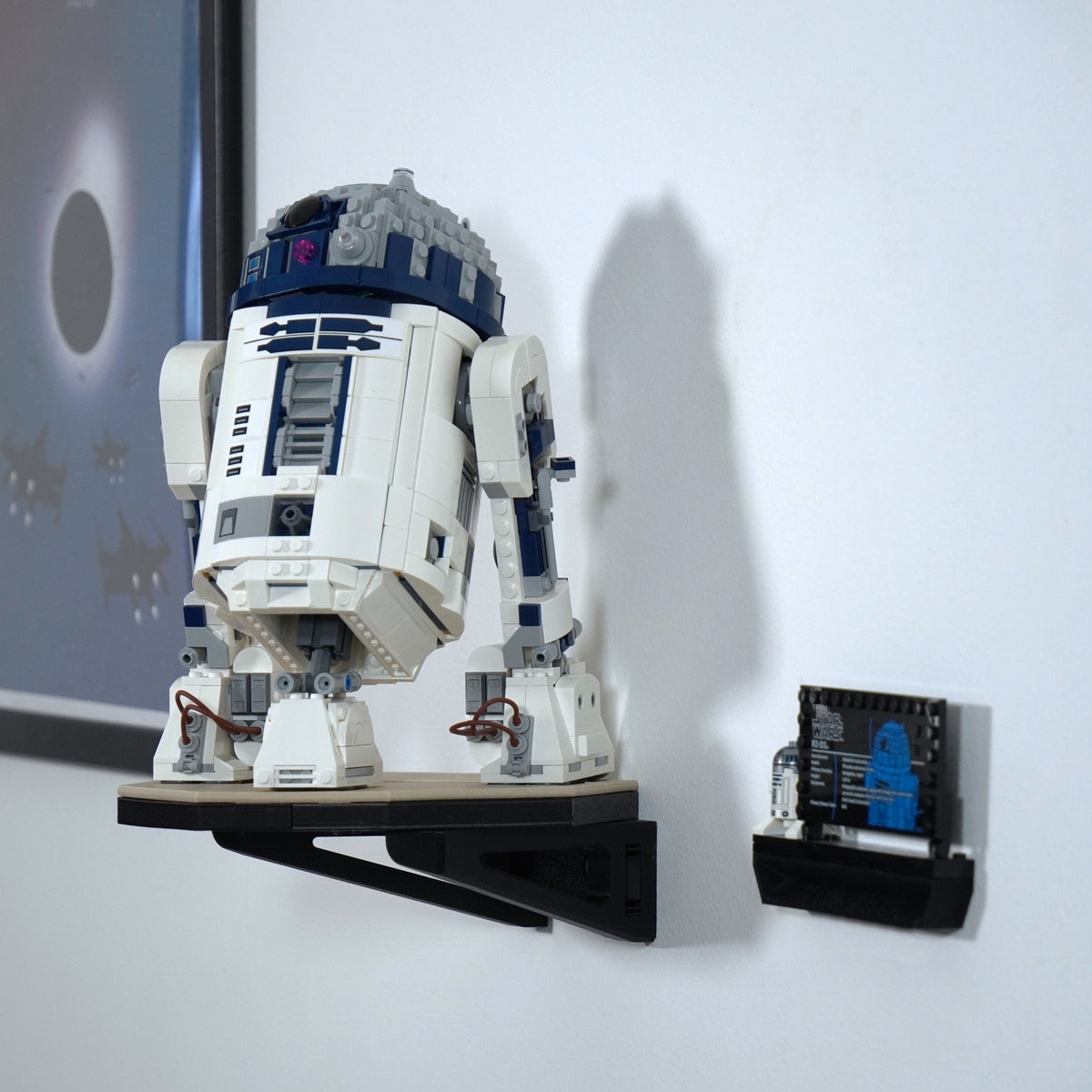 LEGO® Star Wars R2-D2 75379 zwevend aan de muur met premium wandbeugel - aanzicht 5