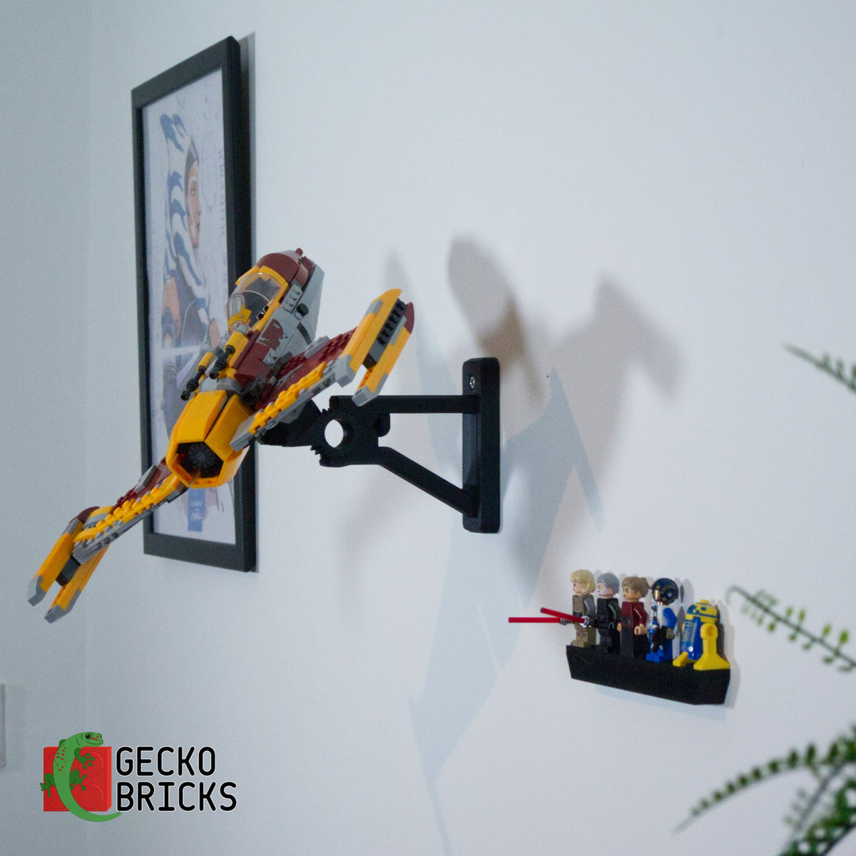 LEGO® Star Wars Shin Hati's Starfighter 75364 zwevend aan de muur met premium wandbeugel - aanzicht 2