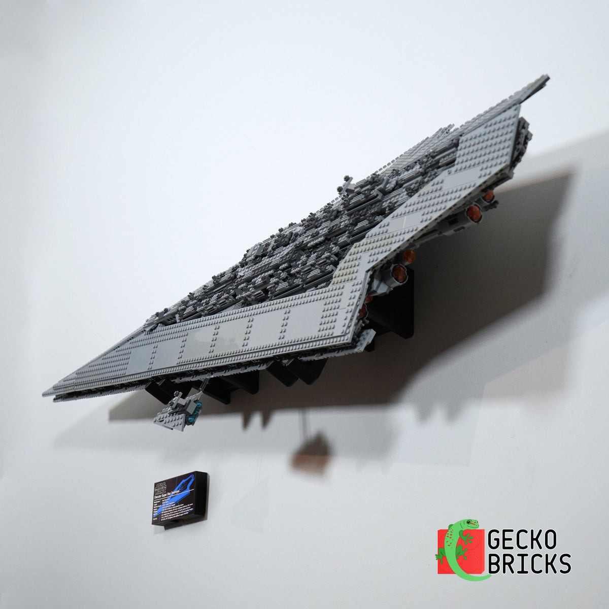 LEGO® Star Wars Super Star Destroyer 10221 aan de muur met premium wandbeugel - vooraanzicht