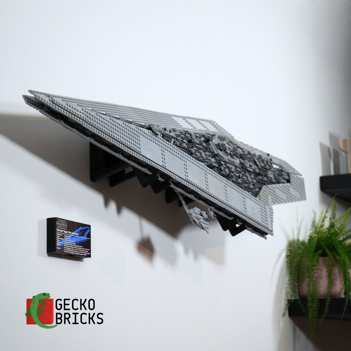LEGO® Star Wars Super Star Destroyer 10221 zwevend aan de muur met premium wandbeugel - aanzicht 3