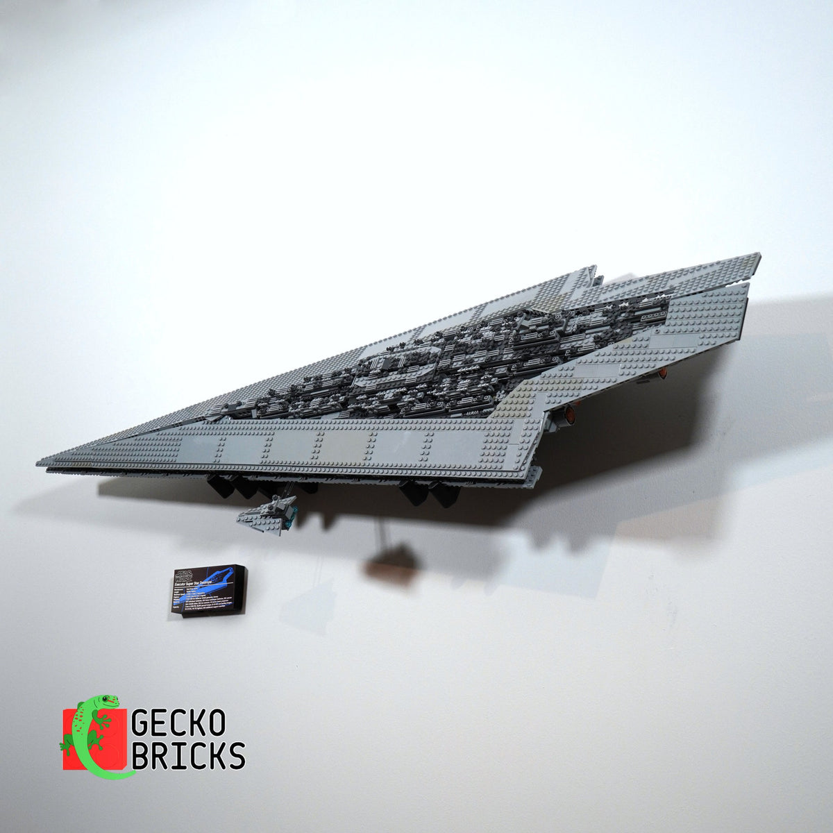LEGO® Star Wars Super Star Destroyer 10221 zwevend aan de muur met premium wandbeugel - aanzicht 4