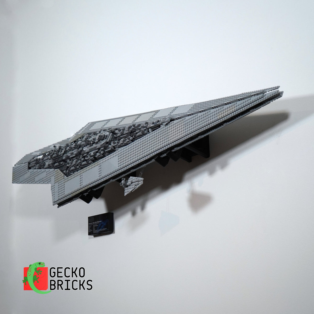 LEGO® Star Wars Super Star Destroyer 10221 zwevend aan de muur met premium wandbeugel - aanzicht 5