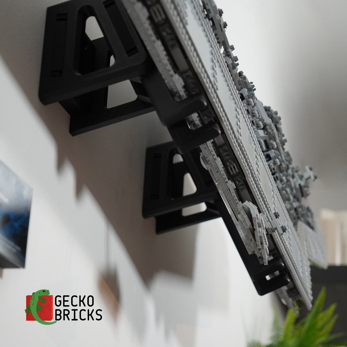 LEGO® Star Wars Super Star Destroyer 10221 zwevend aan de muur met premium wandbeugel - aanzicht 6