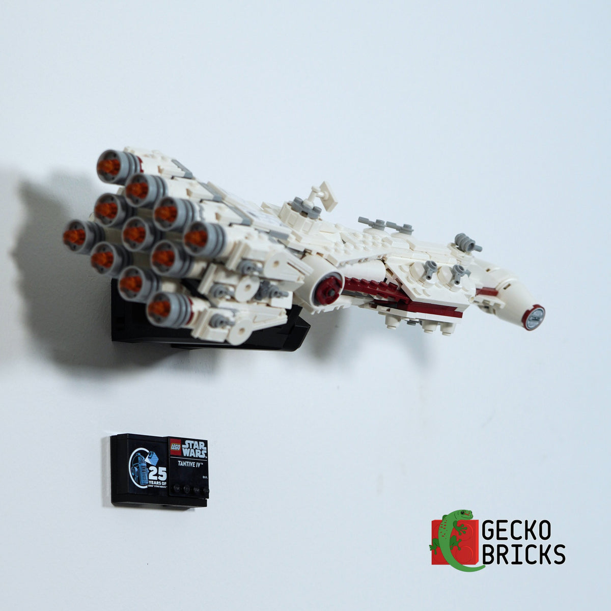 LEGO® Star Wars Tantive IV (Midi-scale) 75374 aan de muur met premium wandbeugel - vooraanzicht