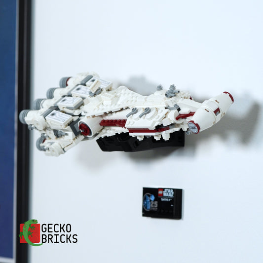 LEGO® Star Wars Tantive IV (Midi-scale) 75374 zwevend aan de muur met premium wandbeugel - aanzicht 2