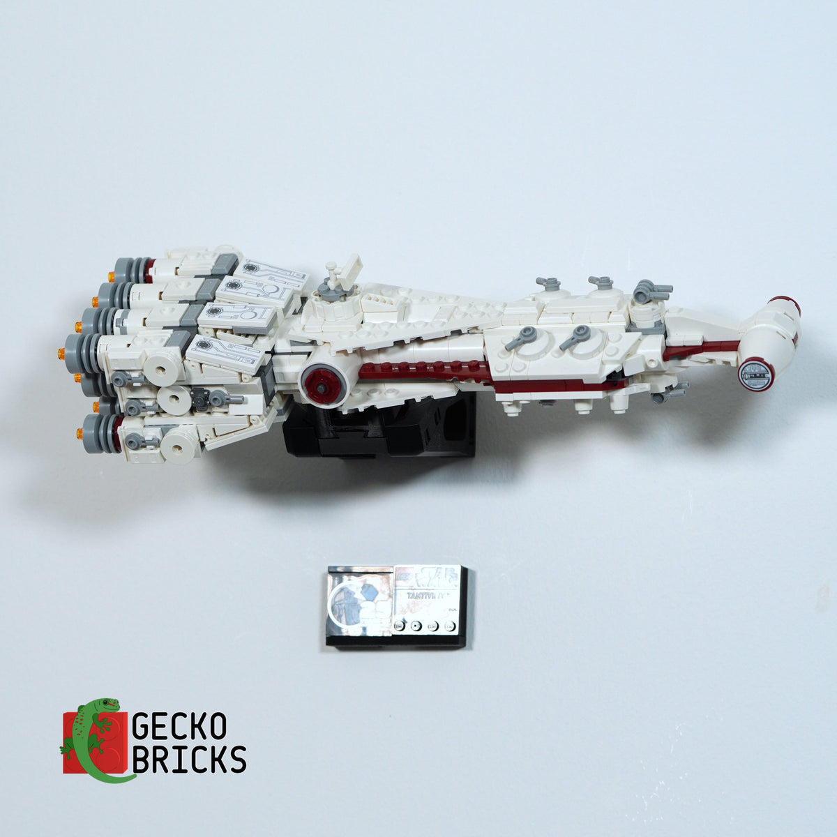LEGO® Star Wars Tantive IV (Midi-scale) 75374 zwevend aan de muur met premium wandbeugel - aanzicht 3